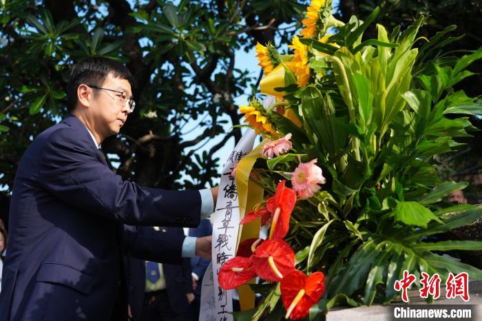 中国驻菲使馆外交官赴马尼拉华侨义山祭奠抗日华侨英烈