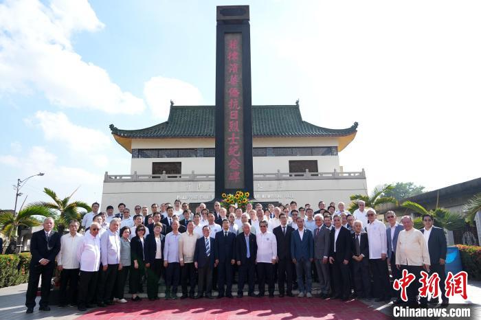 中国驻菲使馆外交官赴马尼拉华侨义山祭奠抗日华侨英烈