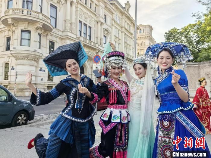 广西多彩民族“快闪”演出亮相维也纳街头 广西多彩民族“快闪”演出亮相维也纳街头