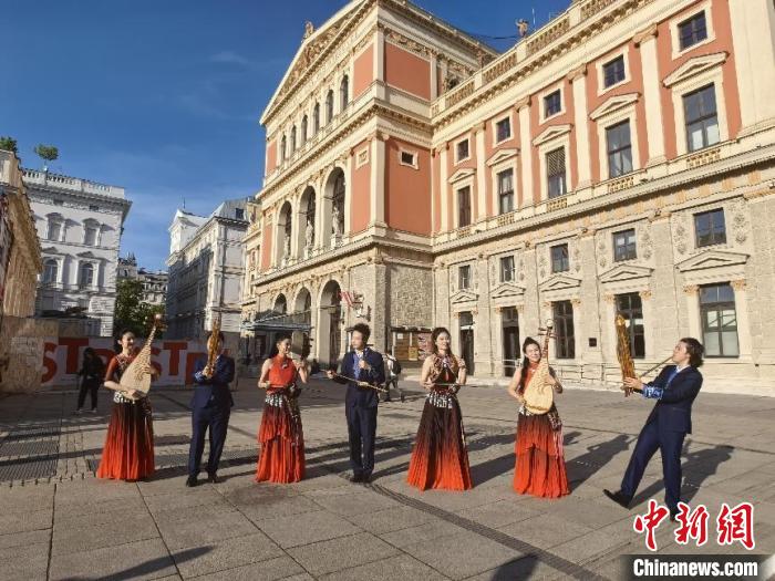 广西多彩民族“快闪”演出亮相维也纳街头 广西多彩民族“快闪”演出亮相维也纳街头