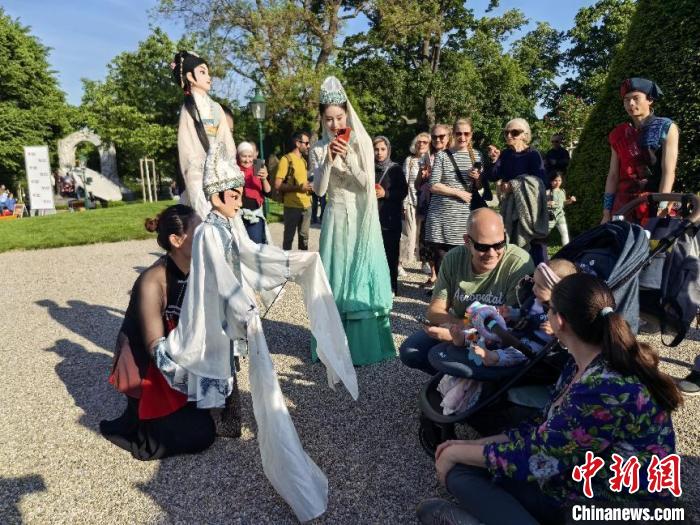 广西多彩民族“快闪”演出亮相维也纳街头 广西多彩民族“快闪”演出亮相维也纳街头