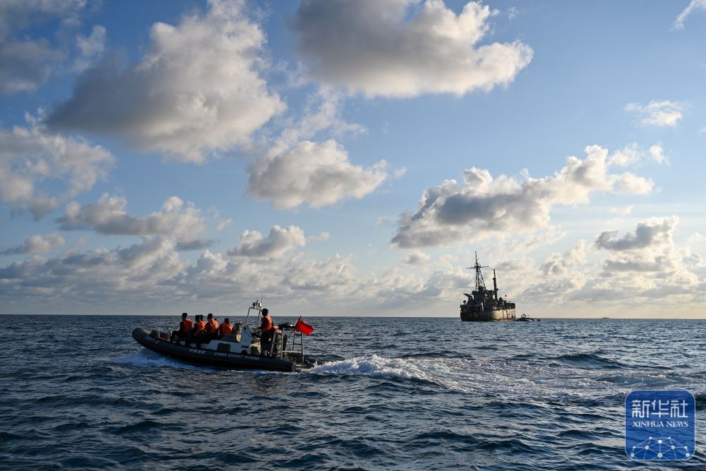 菲律宾非法“坐滩”军舰人员破坏中国渔民所放渔网