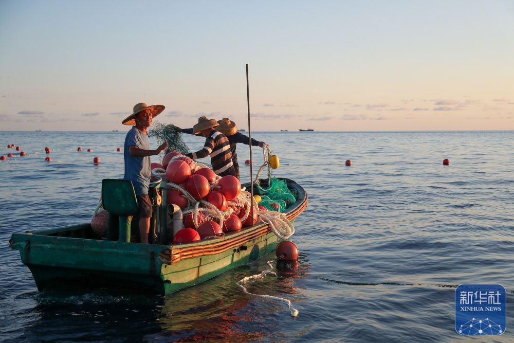 菲律宾非法“坐滩”军舰人员破坏中国渔民所放渔网