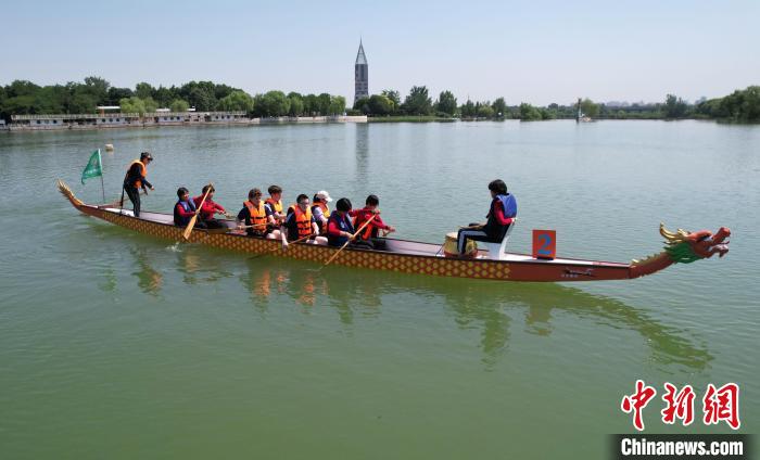 美国艾奥瓦州中学生划龙舟体验中国端午民俗活动