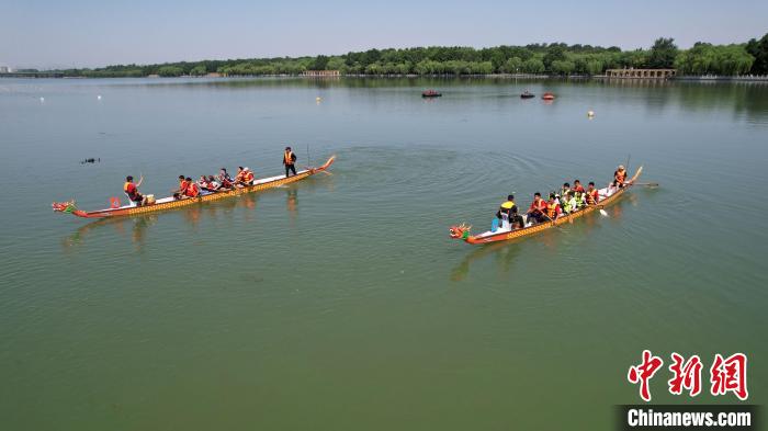 美国艾奥瓦州中学生划龙舟体验中国端午民俗活动