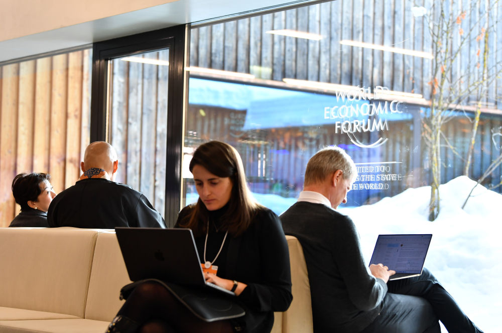 镜头连中外·第54辑 | 夏日海滨邂逅冰雪小镇 达沃斯唱响中国音 镜头连中外·第54辑 | 夏日海滨邂逅冰雪小镇 达沃斯唱响中国音