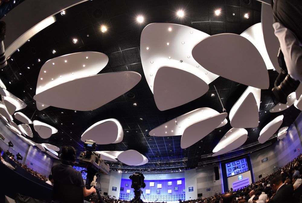 镜头连中外·第54辑 | 夏日海滨邂逅冰雪小镇 达沃斯唱响中国音