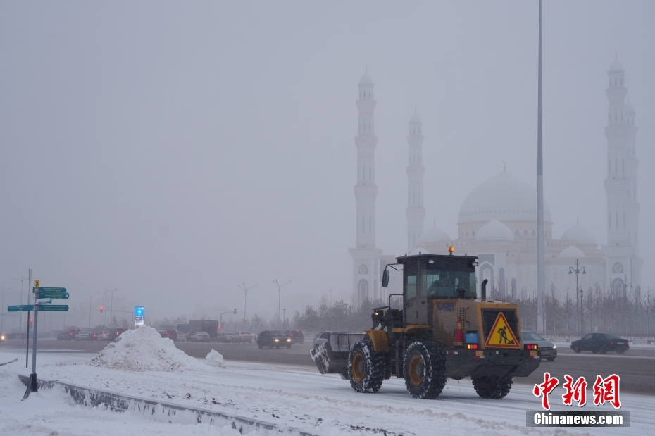 迎强降雪 阿斯塔纳开启全天候作业除冰雪模式