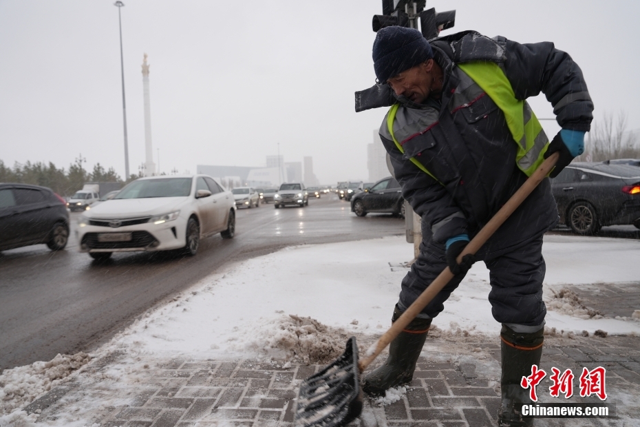 迎强降雪 阿斯塔纳开启全天候作业除冰雪模式