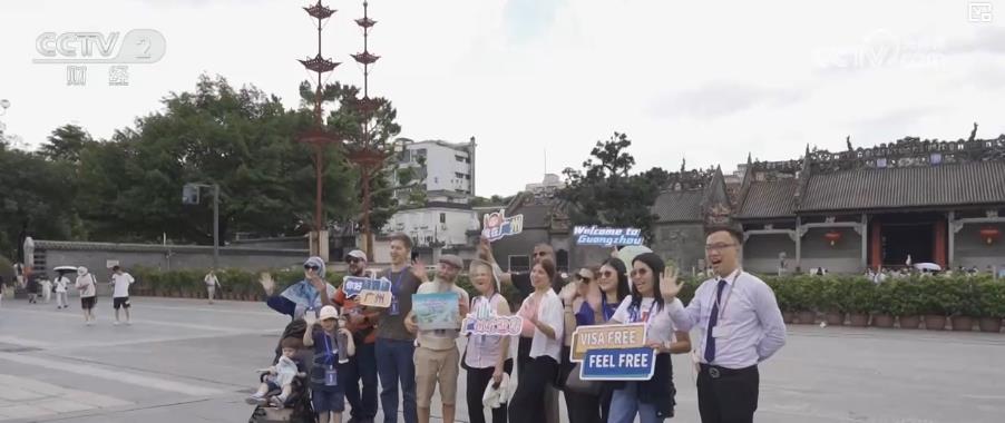 首个“非遗春节”遇上240小时免签 外国游客畅游中国体验地道年俗