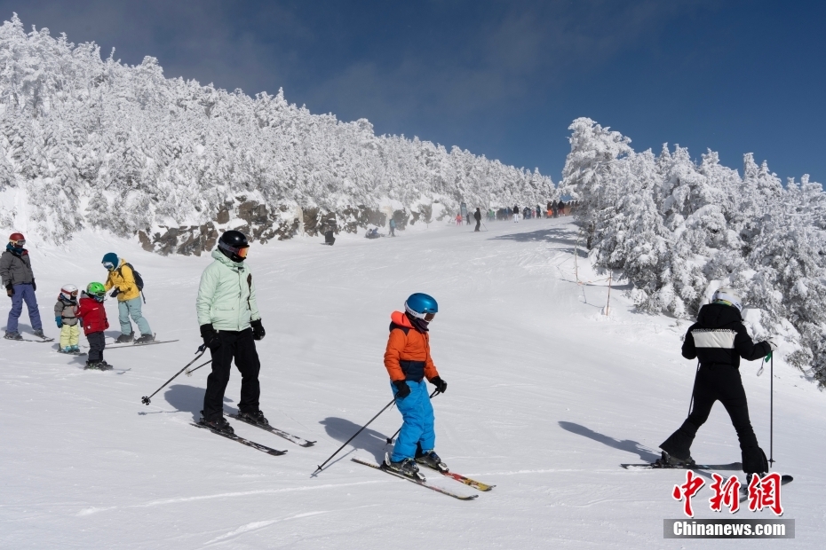 美国东部滑雪胜地迎来客流高峰