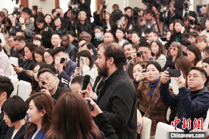 多位外国记者期待通过两会了解中国未来发展蓝图