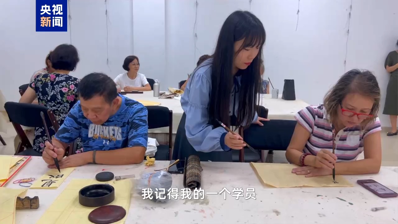 教汉语也教包饺子 这四位青年教师的“东方小课堂”超受欢迎的