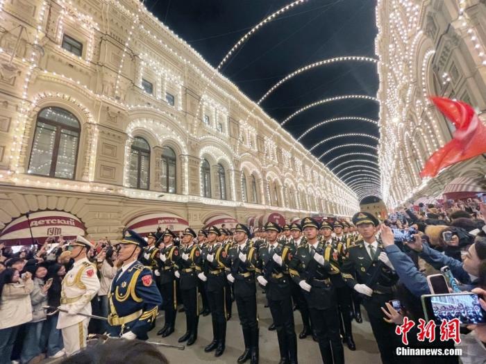 俄罗斯红场阅兵式开始，有哪四大看点？中国“天团”将亮相！