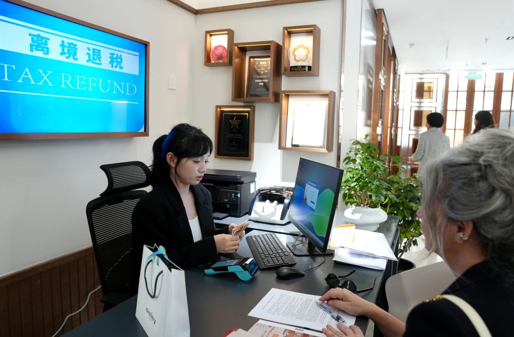新华视点丨外国游客“在华扫货”热：“带空箱子到中国！”