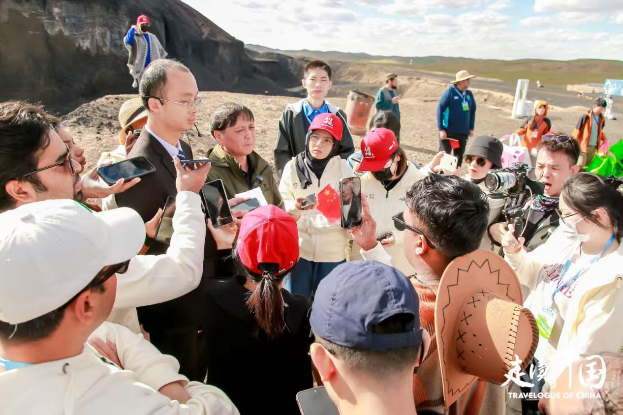 外国记者走进乌兰哈达火山 看“文旅流量”促进“消费增量”