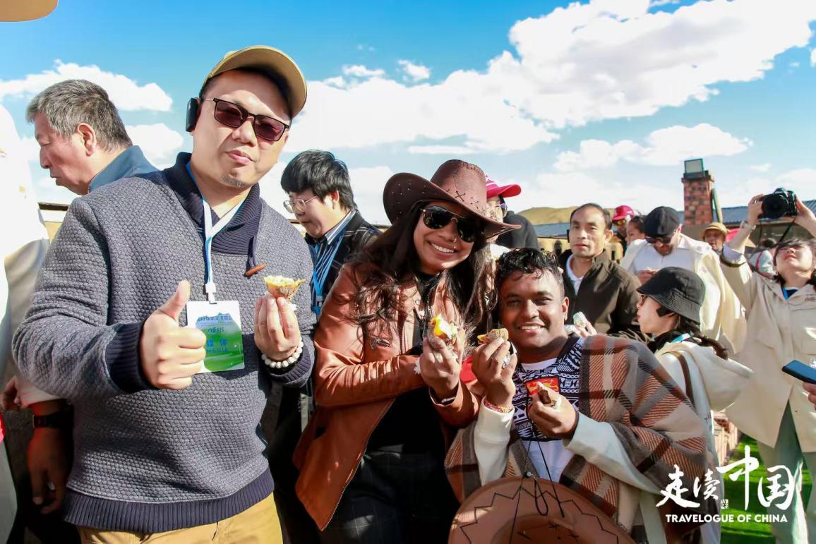 外国记者走进乌兰哈达火山 看“文旅流量”促进“消费增量”