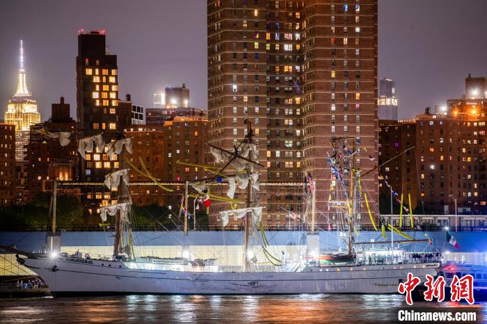 墨西哥海军帆船撞上纽约布鲁克林大桥致2死17伤