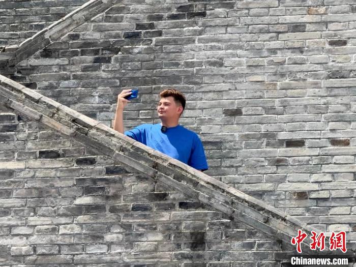 “00后”欧洲背包客冀做当代徐霞客：因“China Travel”爱上中国