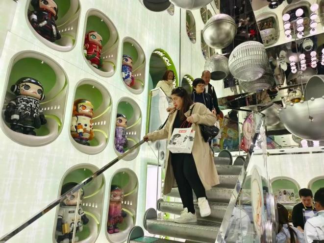 【中国那些事儿】文化吸引+入境政策优化 越来越多外国人感受到“超酷的中国”