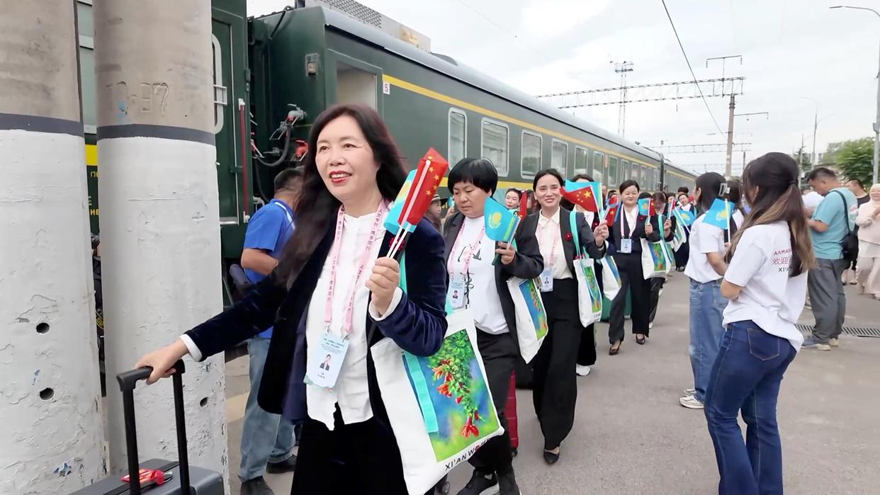 新华视点｜多元交流共筑丝路情！首趟中国－中亚国际人文旅游专列运行记