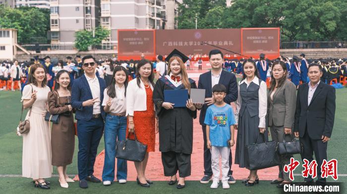 东盟学子广西毕业：老挝女孩圆医学梦 印尼兄妹盼归国创业
