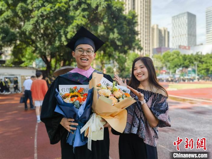 东盟学子广西毕业：老挝女孩圆医学梦 印尼兄妹盼归国创业
