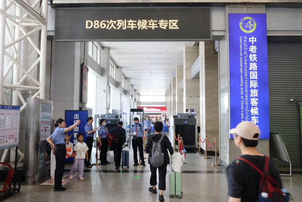 暑期跨境游升温 中老铁路增开国际旅客列车助力出行