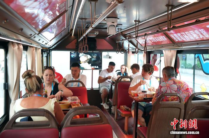 外籍参赛人士乘火锅巴士品“多面”成都