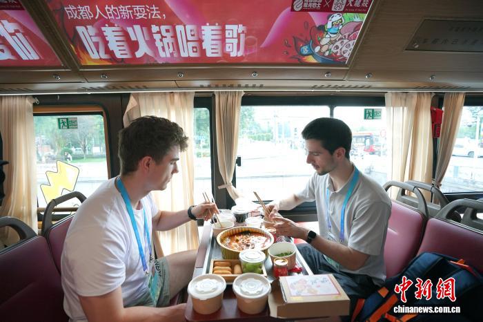 外籍参赛人士乘火锅巴士品“多面”成都