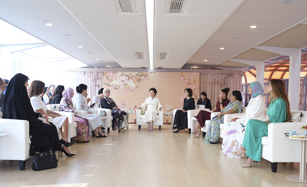 上合组织天津峰会丨彭丽媛同出席2025年上海合作组织峰会外方领导人夫人游览天津海河