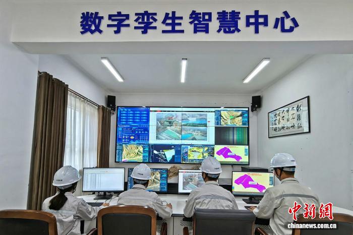 （砥砺奋进七十载 天山南北谱华章）新疆大石峡筑坝记：戈壁起“重器” 绿电润万家