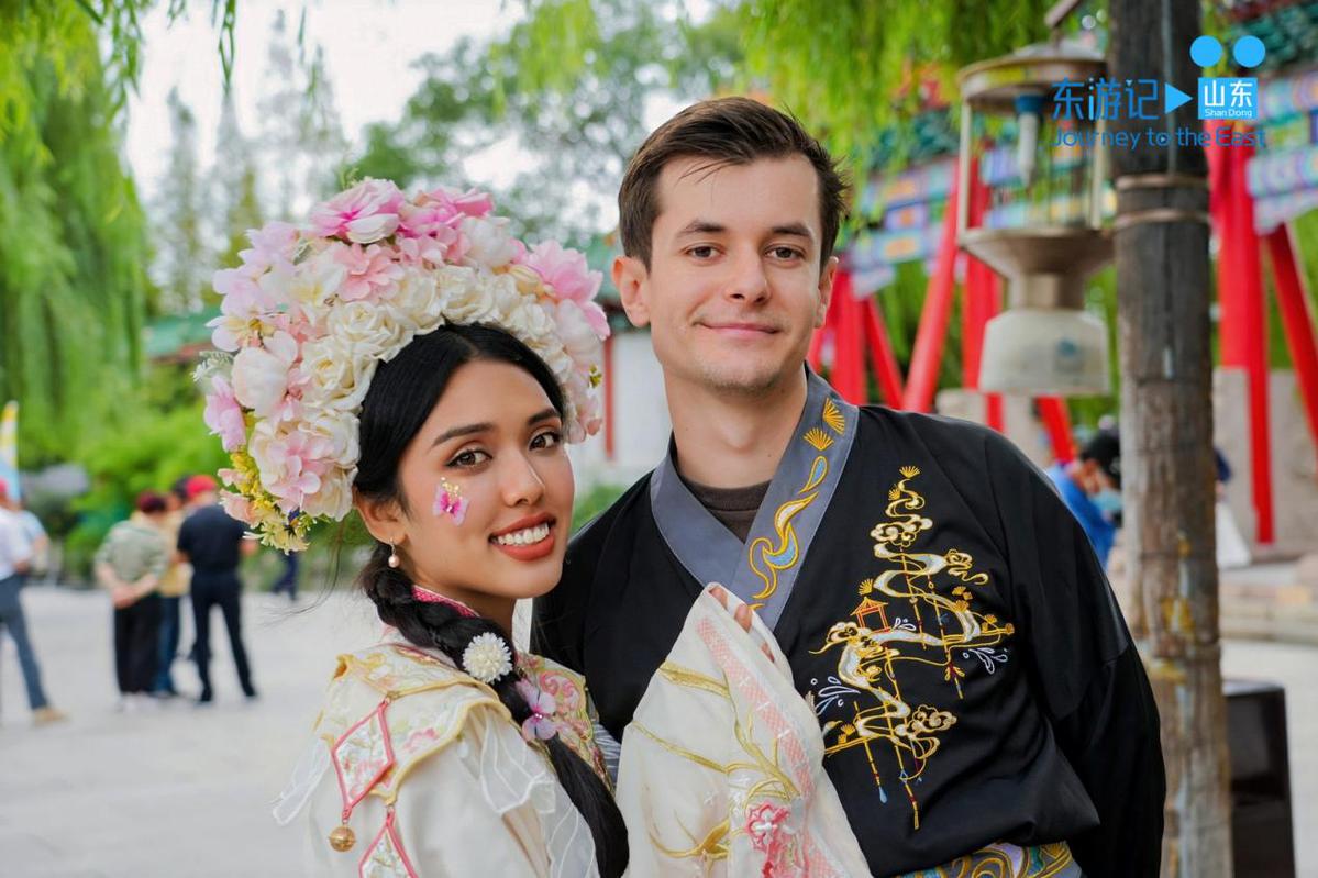 外籍网红夫妇邂逅济南：汉服游泉城、泛舟大明湖，过境免签政策助推国际旅游热潮