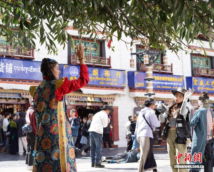 多国游客着藏装打卡拉萨大昭寺 感受雪域文化魅力