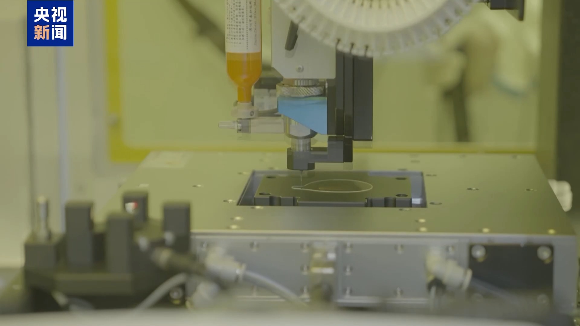 “工作搭子”升级了！看广东智能眼镜如何“玩转”纳米世界