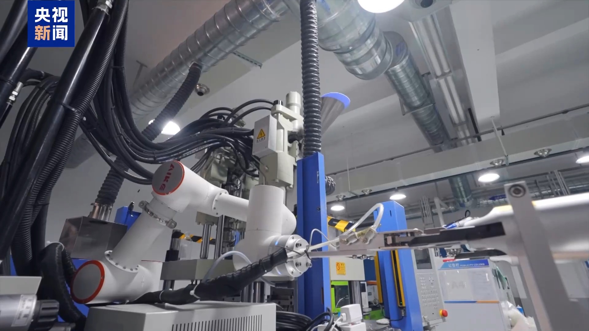 “工作搭子”升级了！看广东智能眼镜如何“玩转”纳米世界