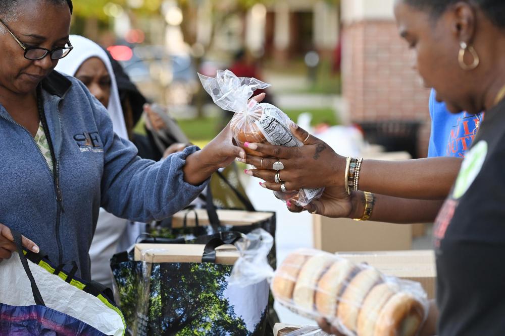 美联邦政府“停摆”时间平历史纪录 大量家庭陷多重困境