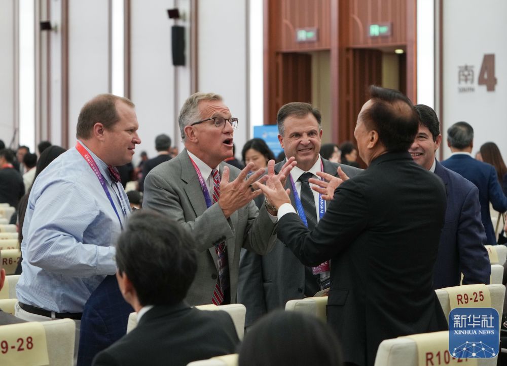 第八届进博会开幕 “四叶草”进入“进博时间”