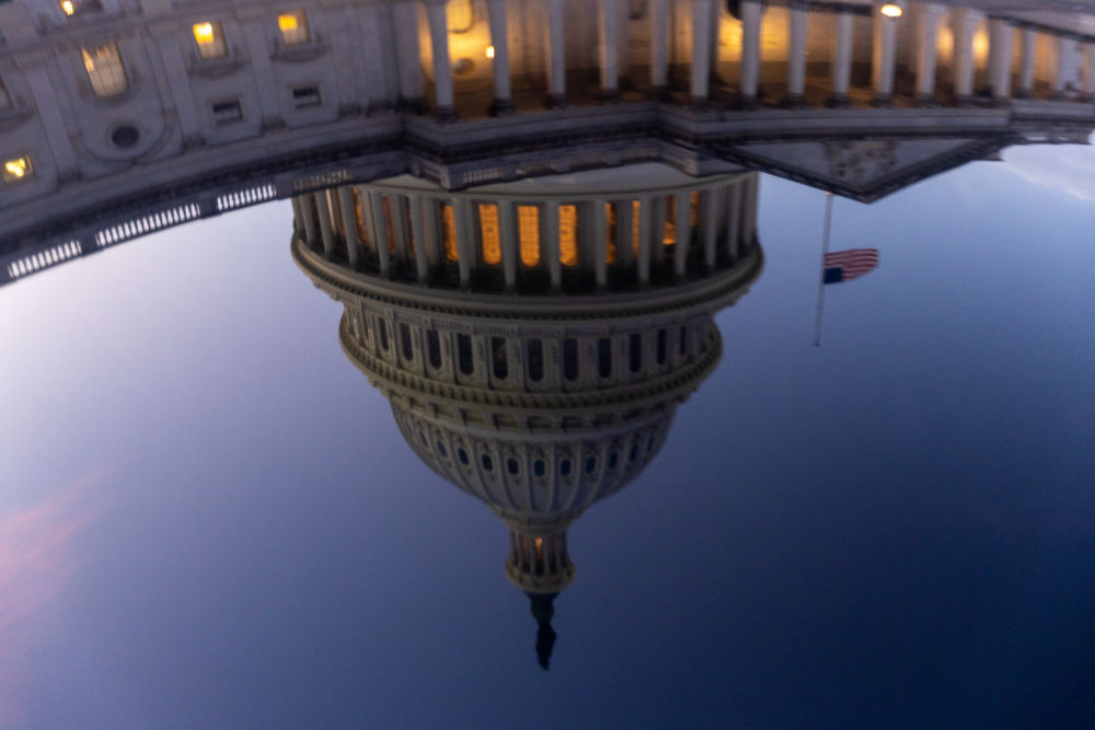 聚焦丨美国:破纪录的日子 不光彩的一天