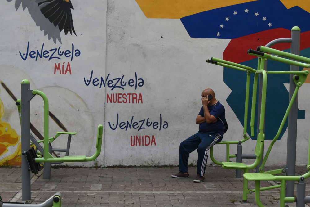 聚焦丨美国:破纪录的日子 不光彩的一天