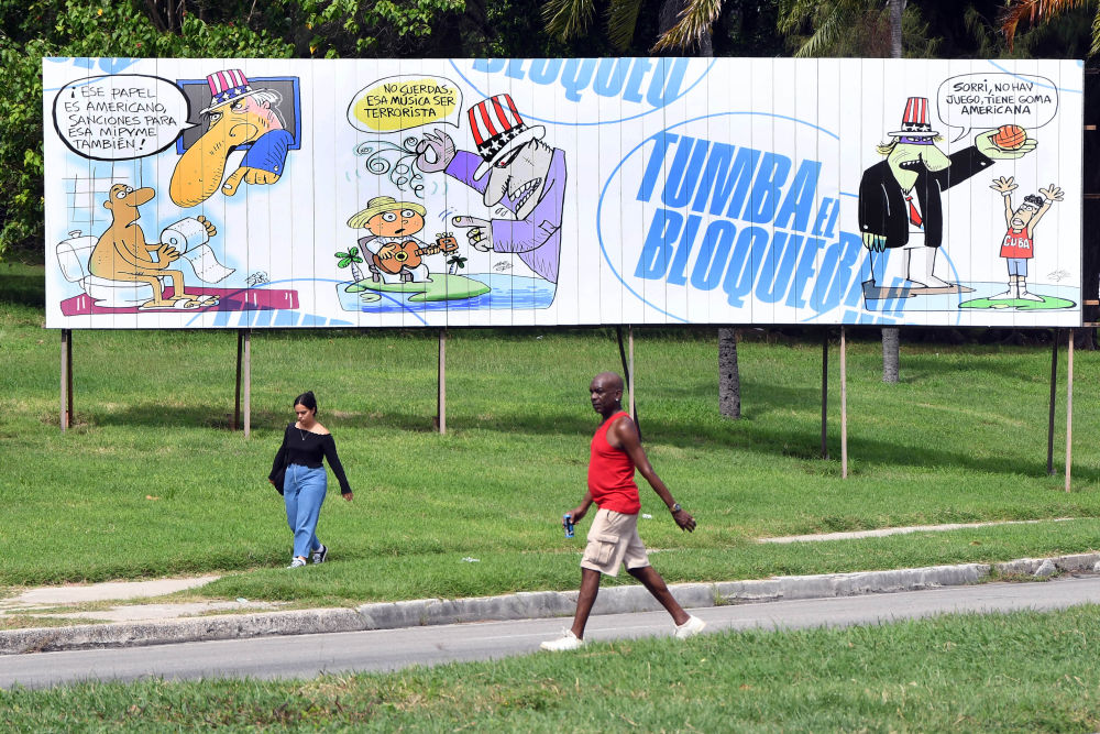 聚焦丨美国:破纪录的日子 不光彩的一天