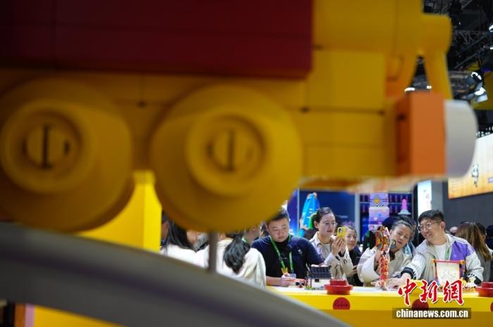 外媒聚焦进博会:中国坚定承诺引全球共鸣,贸易合作持续升温