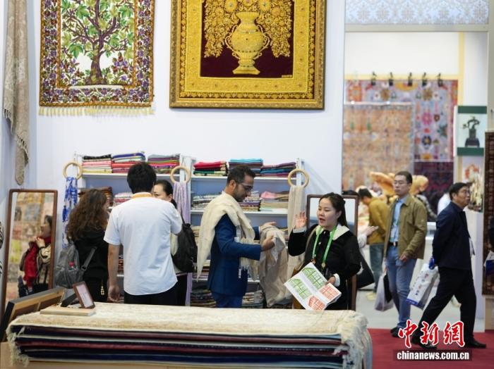 外媒聚焦进博会:中国坚定承诺引全球共鸣,贸易合作持续升温