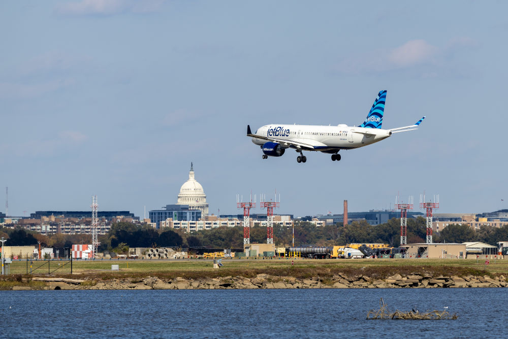 美国政府“停摆”乱象:机场削减运力、航司疲于应对、乘客叫苦不迭…… 美国政府“停摆”乱象:机场削减运力、航司疲于应对、乘客叫苦不迭……