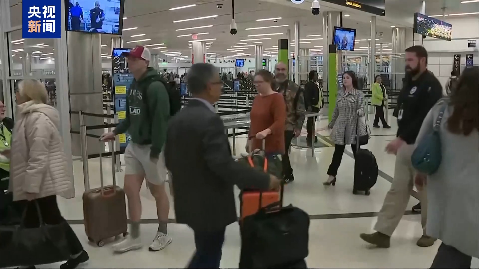 央视记者亲历:联邦政府“停摆”冲击航空系统