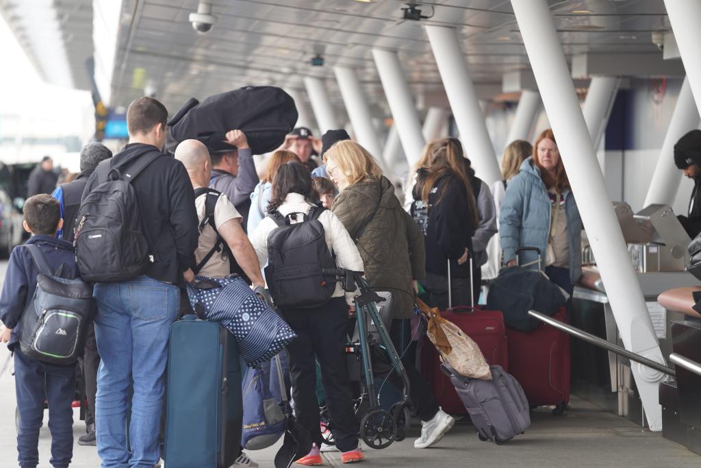 “停摆”加剧航班限流　美国民众出行难