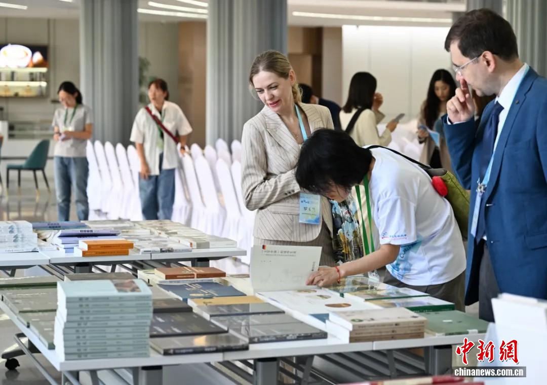 东西问|短评:为何说汉学源自中国、属于世界?