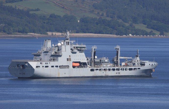 英海军补给舰一船员落水失踪 搜救无果