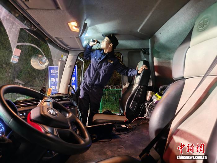 中越边境浦寨—新清通道智慧口岸无人集卡完成夜间试运行