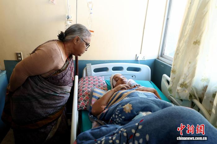 尼泊尔临时政府总理再度探望示威抗议伤者